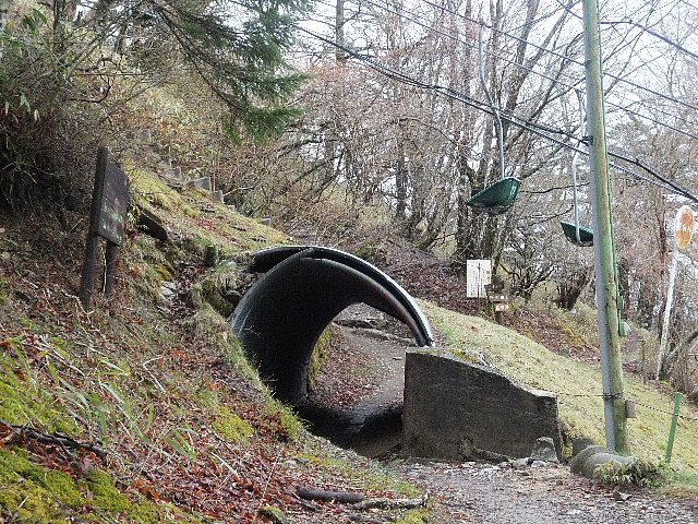 剣山リフト下のトンネル