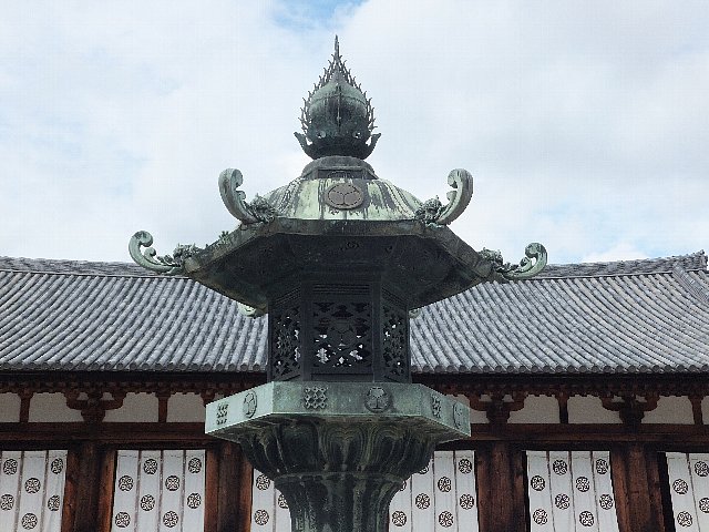 法隆寺大講堂前の燈籠
