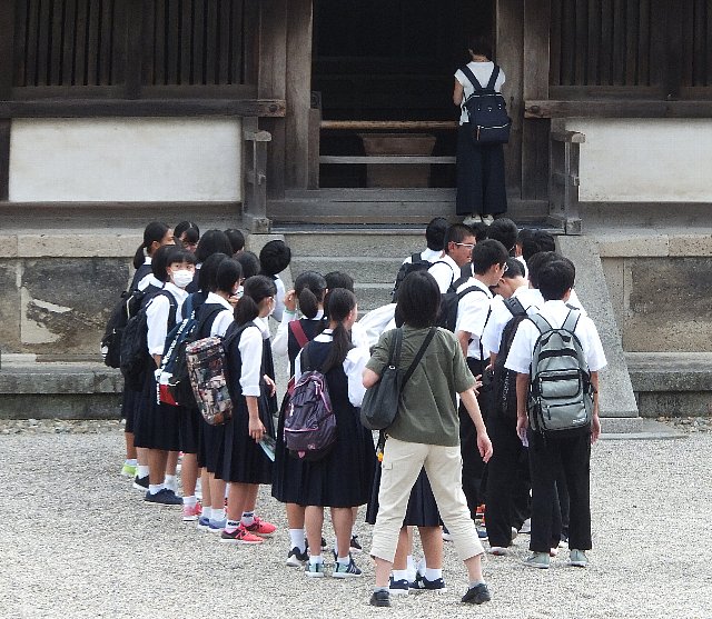 法隆寺を訪れた修学旅行生