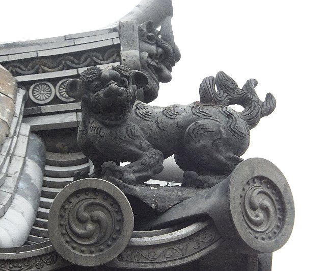 法隆寺屋根の狛犬の飾り