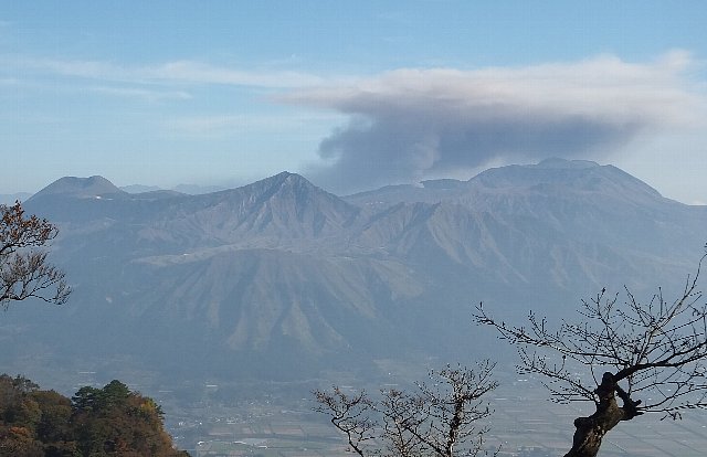 噴煙を上げる阿蘇中岳