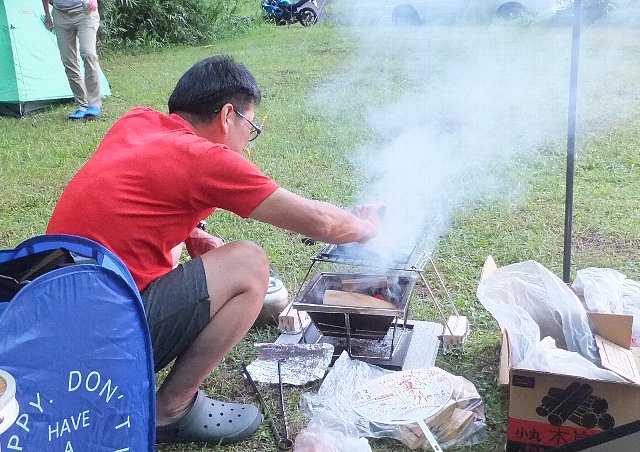 キャンプでステーキを焼く