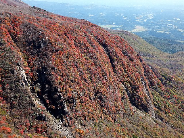 肥前ヶ城の南西懸崖を埋め尽くす紅葉