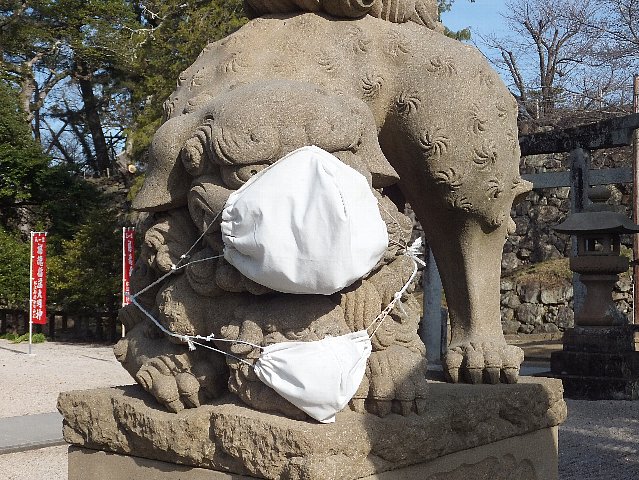 マスクをかけた狛犬　松江神社